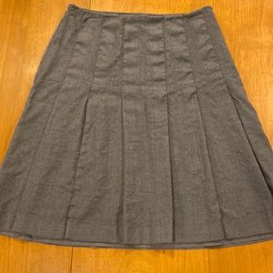 Banana Republic Pleated Gray Skirt Size 6 with Lining